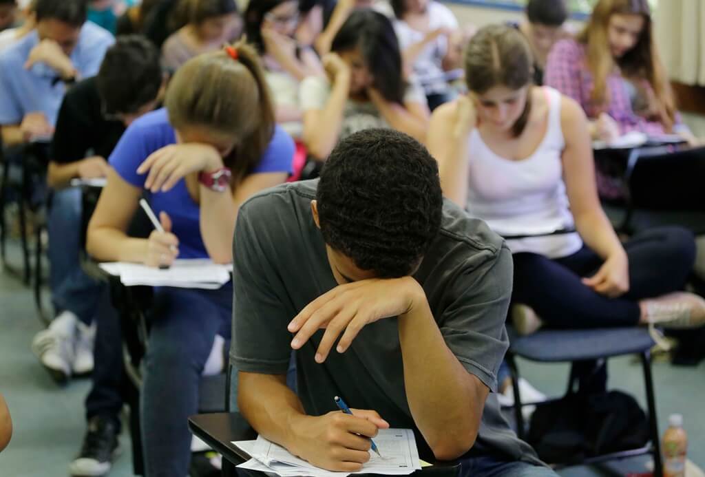 alunos fazendo prova da USP