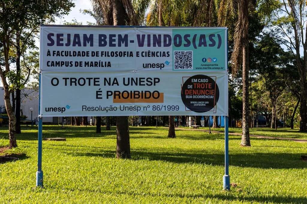 placa de boas-vindas em campus da unesp