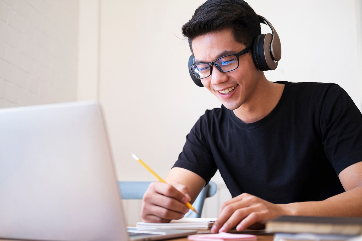 Pessoa fazendo curso preparatório online