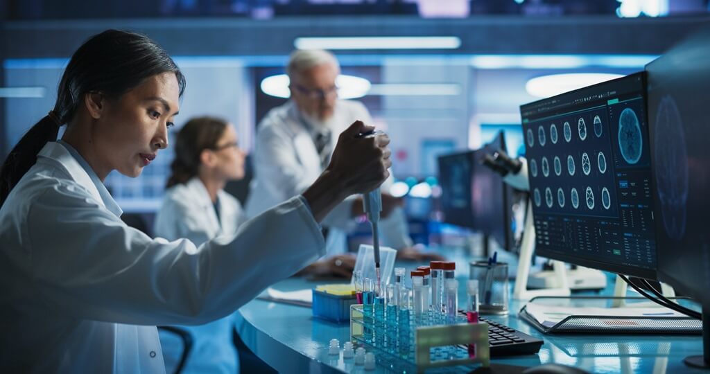 Mulher fazendo experimento em laboratório