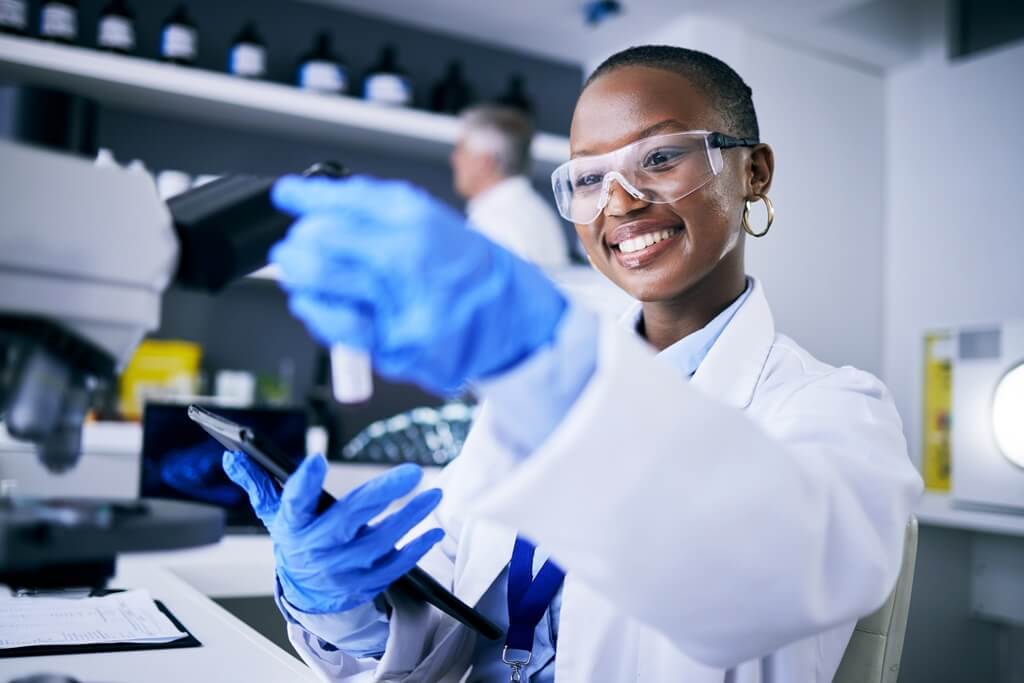 pesquisadora em laboratório