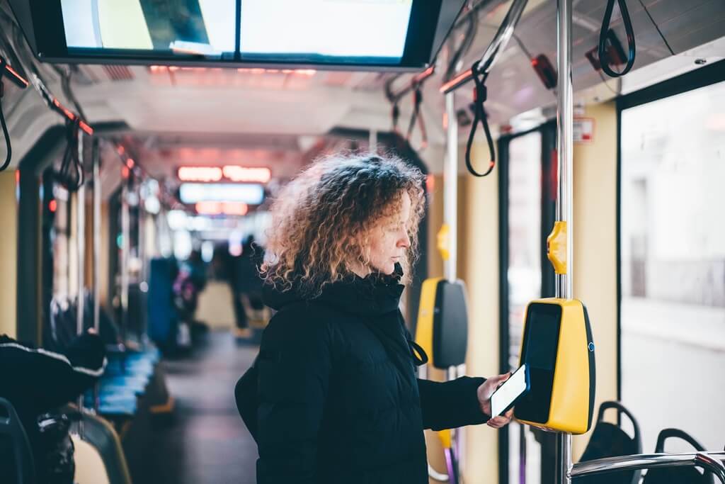 mulher em ônibus