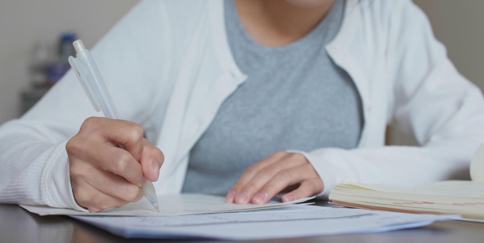 Mulher estudar em casa, escrever seu ensaio