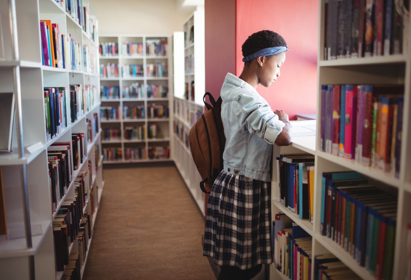 aluna lendo livro para vestibular